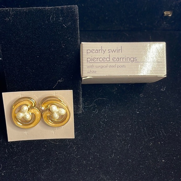Avon-1991- Vintage Pearly Swirl Goldtone Earrings - Picture 1 of 6
